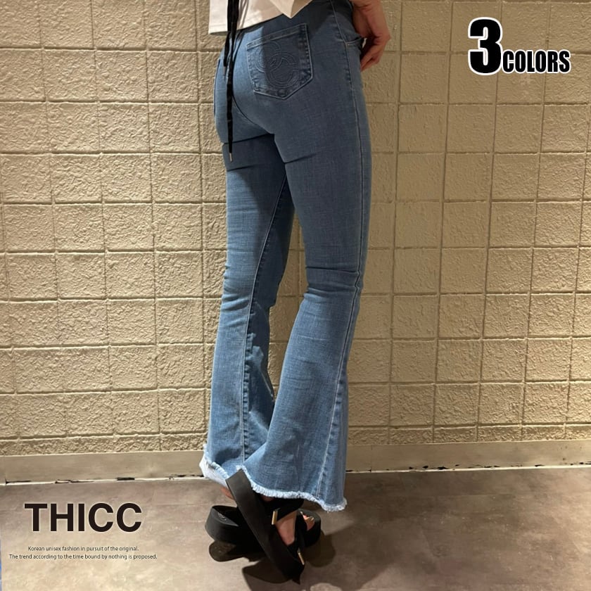 THICC Hermosas piernas con corte de bota elástica.