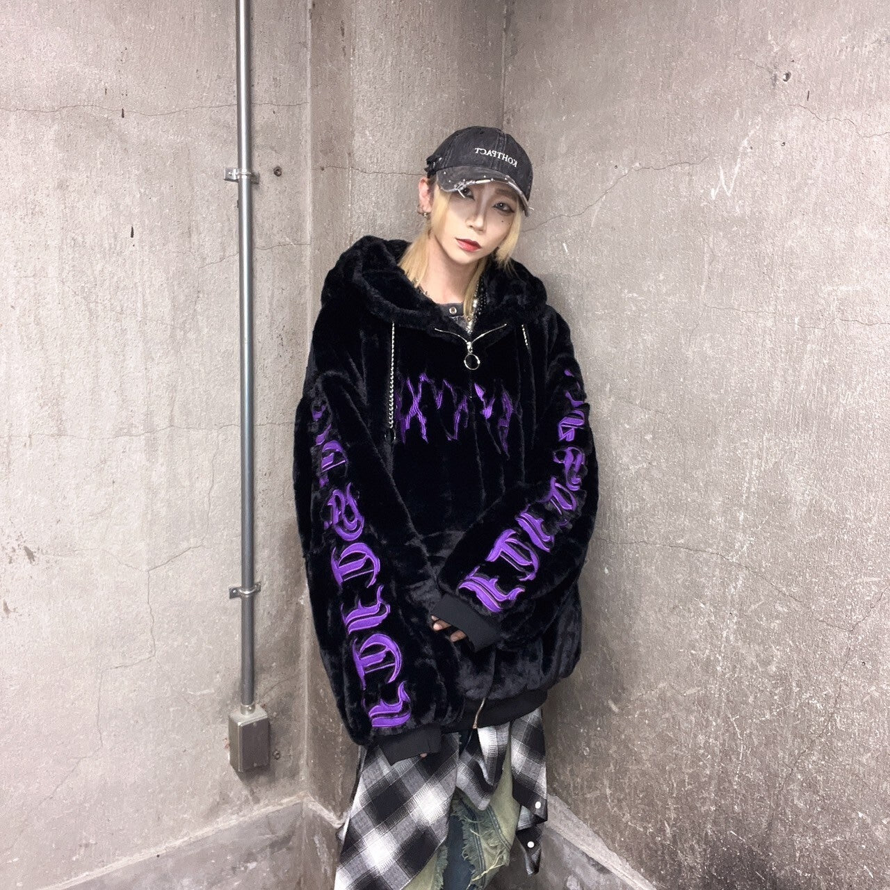 PSYNYXX×THICC 魔法陣ファーブルゾン
